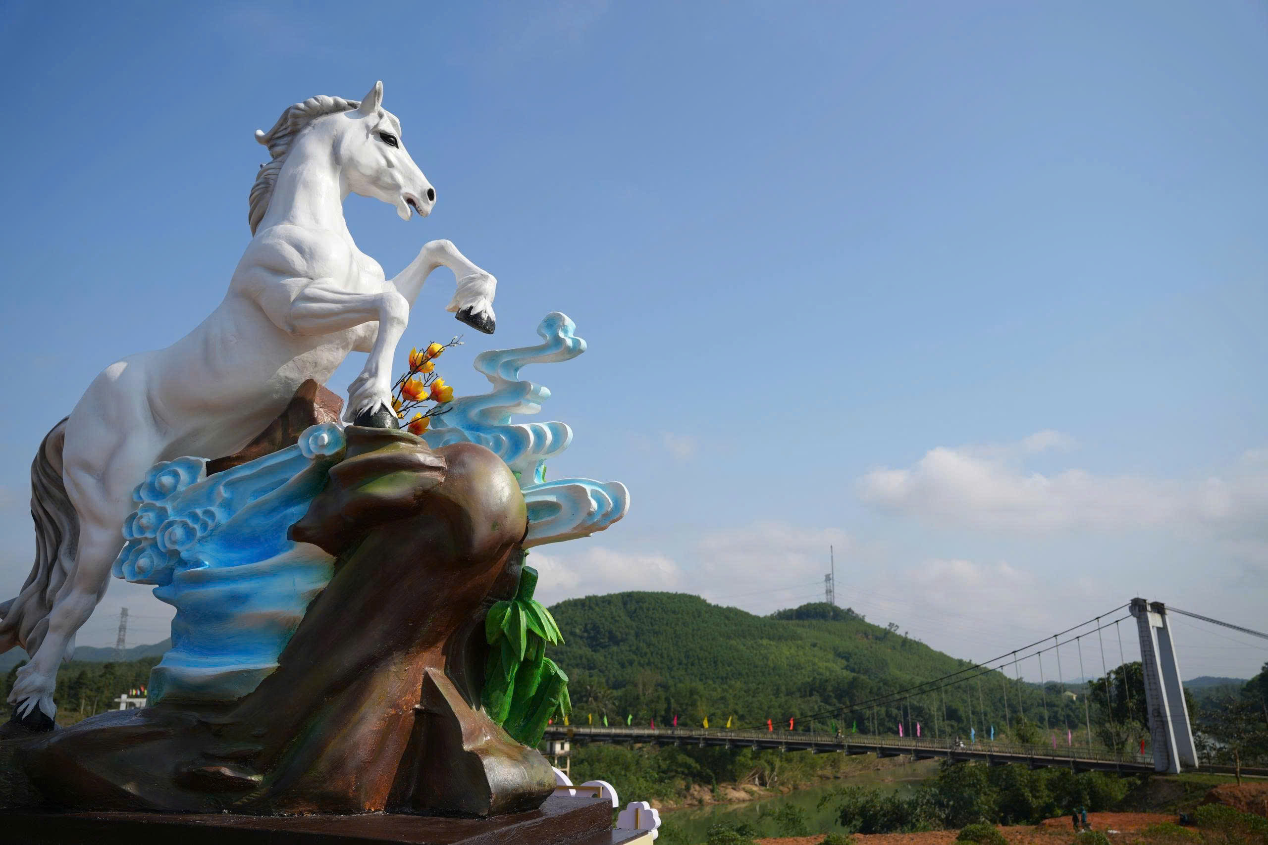 UBND xã Bình Điền cho biết, linh vật không đứng đơn lẻ mà nằm trong tổng thể công trình Vườn hoa, công viên tại khu đất thôn Tam Hiệp, gần cầu treo Bình Thành, với diện tích khoảng 2 héc-ta. Đây là không gian xanh mới của xã, gồm các hạng mục đang được hoàn thiện như trồng cây xanh, hoa kiểng, lắp đặt ghế đá, hệ thống chiếu sáng, đường đi bộ...