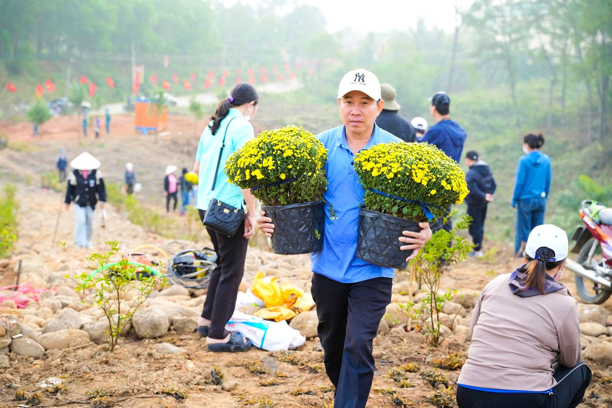 Trước đó, sáng 11/1, xã Bình Điền tổ chức lễ phát động xây dựng công trình Vườn hoa, công viên chào mừng Đại hội đại biểu toàn quốc lần thứ XIV của Đảng và chào Xuân Bính Ngọ 2026. Những ngày qua, chính quyền địa phương cùng người dân đang chung tay để hoàn thiện công trình.