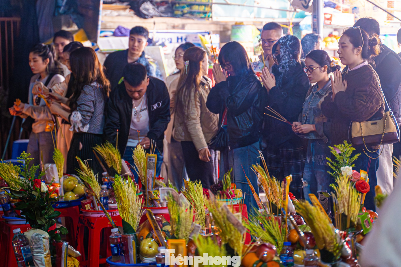 Dòng người đổ về phủ Tây Hồ lúc rạng sáng - 7