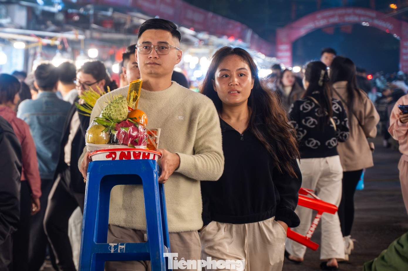 Nhiều người cho rằng làm lễ tạ vào thời khắc đầu tiên của mùng 1 âm lịch cuối cùng của năm sẽ linh thiêng hơn, cầu mong công việc, kinh doanh tiếp tục thuận lợi trong năm mới. Vì vậy, người đi lễ đều chuẩn bị lễ vật chu đáo để thể hiện lòng thành.