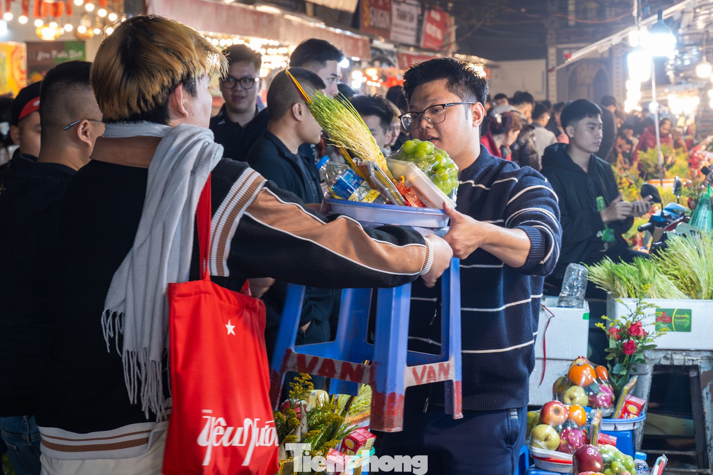 Dòng người đổ về phủ Tây Hồ lúc rạng sáng - 3