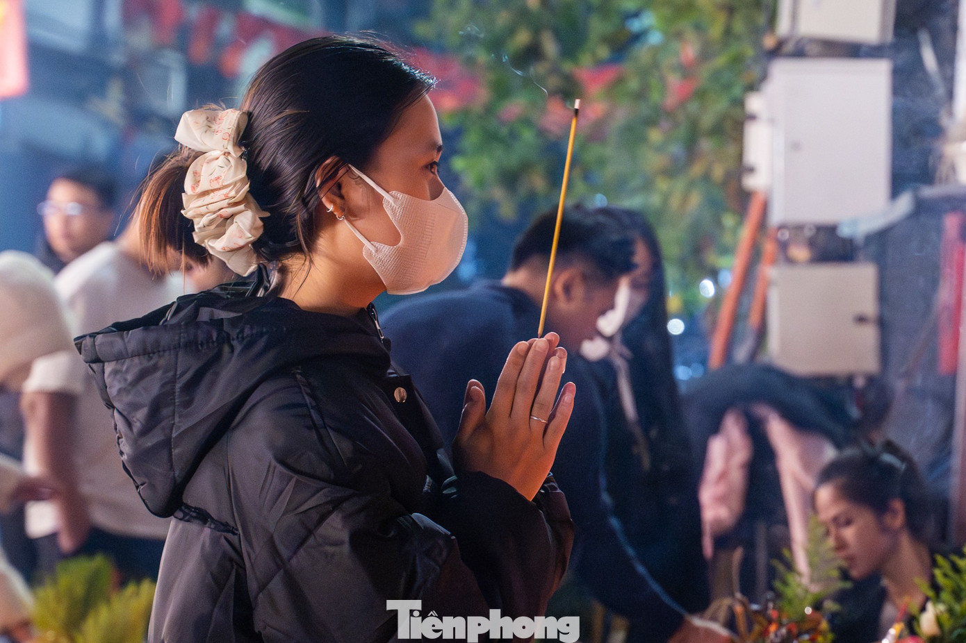 Dòng người đổ về phủ Tây Hồ lúc rạng sáng - 11