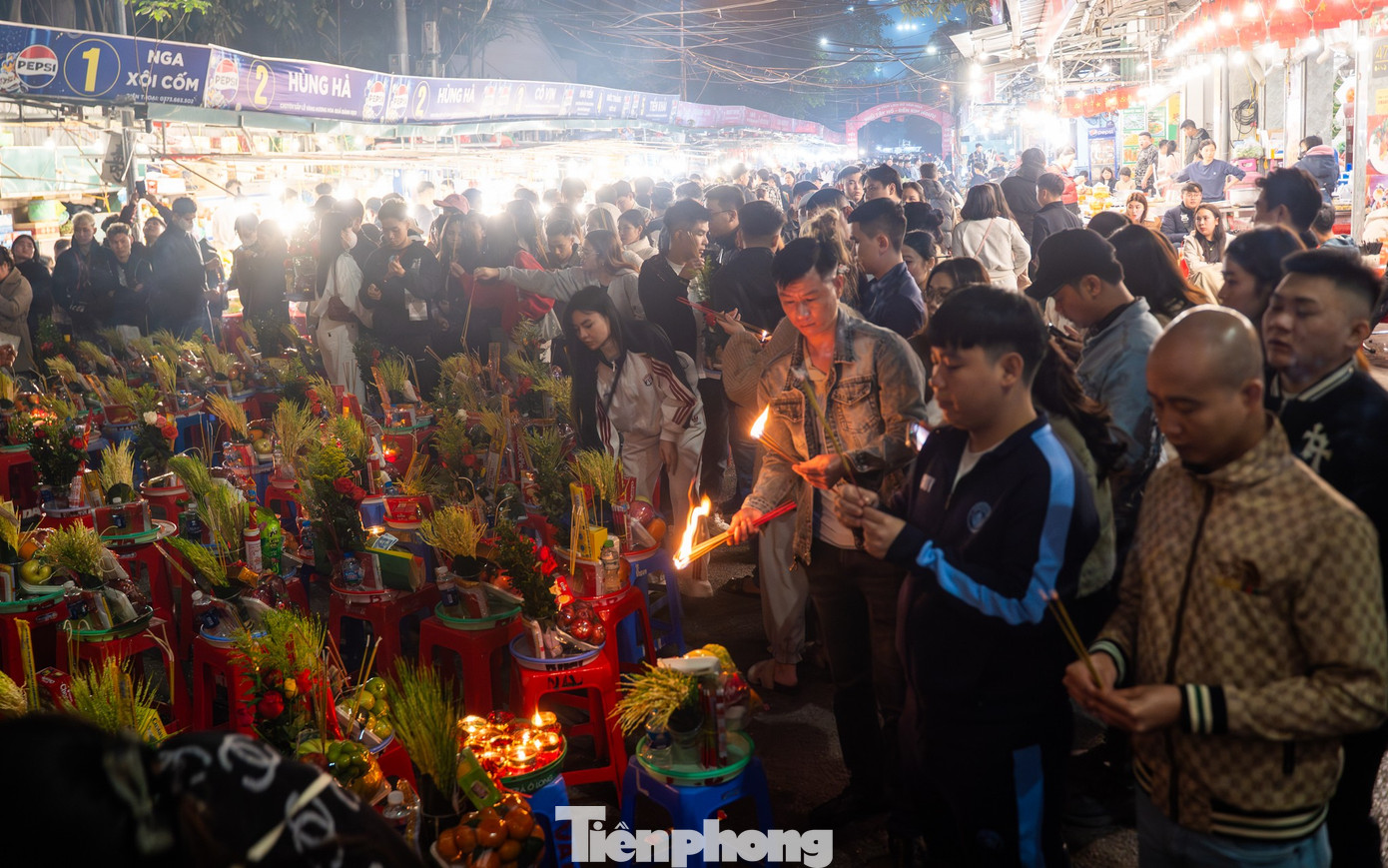 Dù không gian chật hẹp, khu vực làm lễ không xảy ra chen lấn, xô đẩy; người dân trật tự, yên lặng hành lễ.