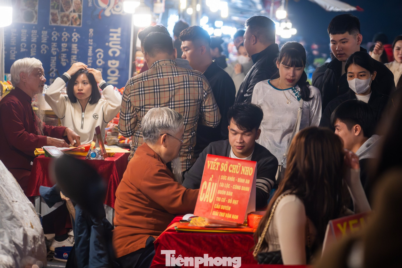 Các điểm viết sớ chữ Nho, xem tay thu hút đông người dân đến lễ.