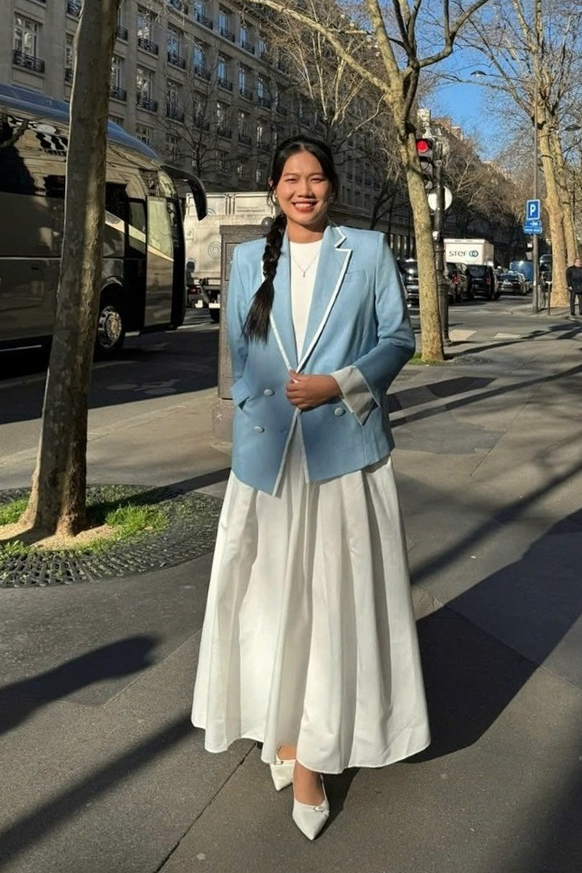 Ánh Viên mặc đầm xếp ly trắng cùng blazer chụp hình trên đường phố châu Âu.