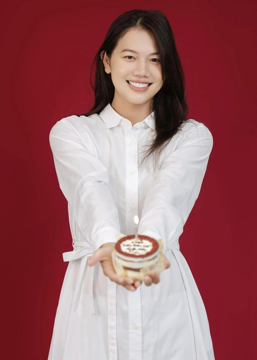 Hồi 2023, Ánh Viên từng gây sốt mạng xã hội khi tiết lộ ảnh đón sinh nhật với bộ váy tông trắng. Cô thay đổi ngoại hình sau khi làm răng, giảm cân, chăm chút cho kiểu tóc và lối trang điểm.