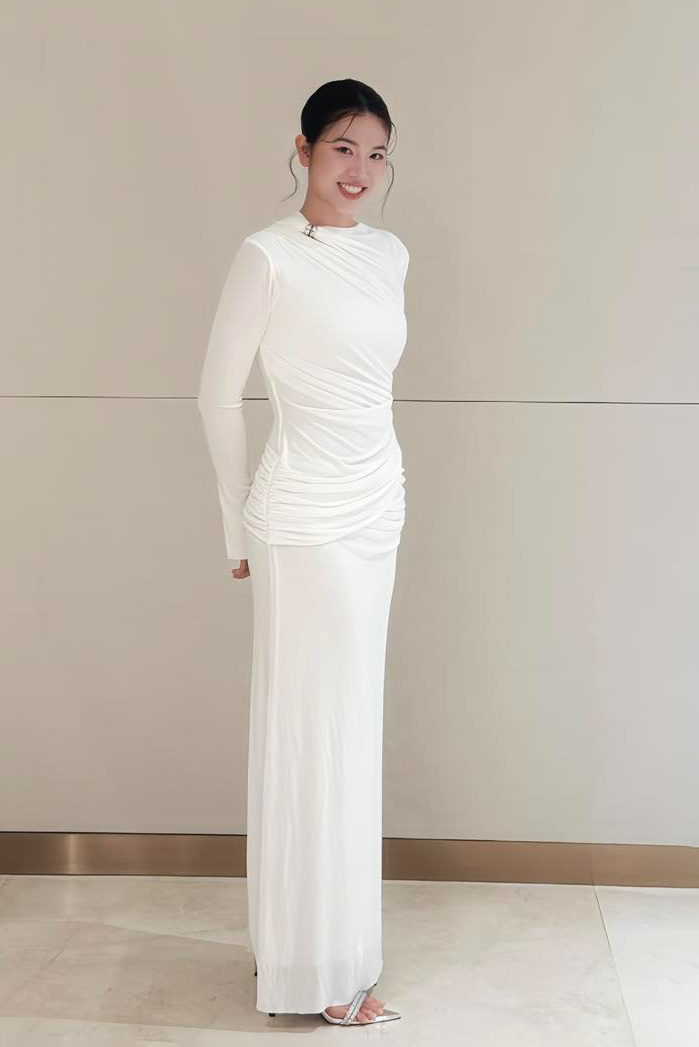 Khi tham dự các sự kiện, kình ngư thích diện trang phục tông trắng. Váy đi tiệc phong cách tối giản, phom ôm cơ thể được Ánh Viên ưa chuộng.