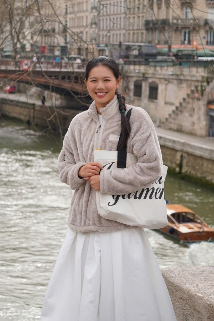 Dù mặc đồ nữ tính hơn, cô vẫn giữ sự thoải mái của một vận động viên với những kiểu áo khoác rộng, túi tote to bản.