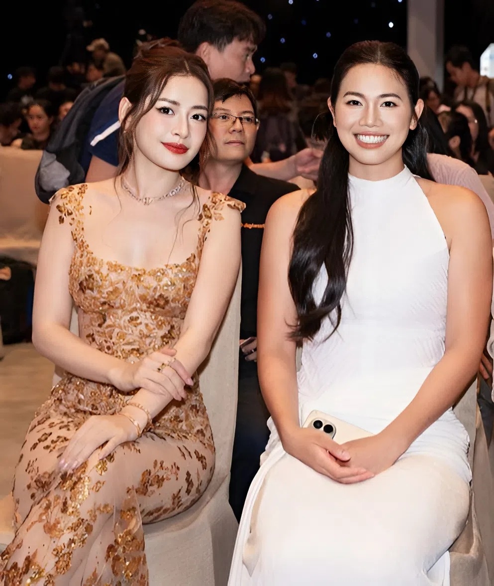 Ngồi cạnh Chi Pu, tiểu tiên cá tự tin đọ sắc. Từ khi biết chăm chút cho vẻ ngoài, Ánh Viên được nhận xét ngày càng xinh đẹp.