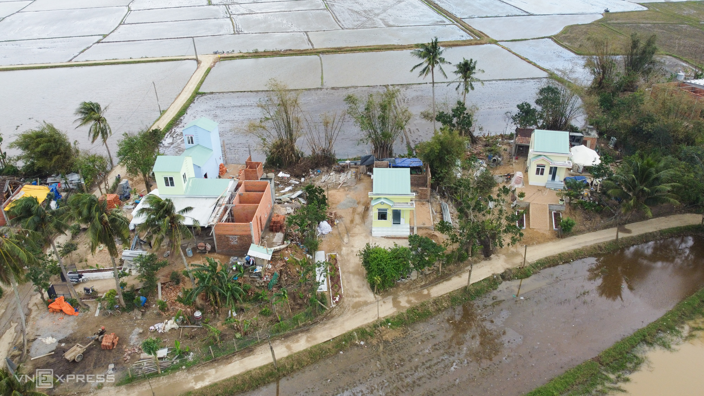 Những căn nhà mới ở rốn lũ Đắk Lắk - 1