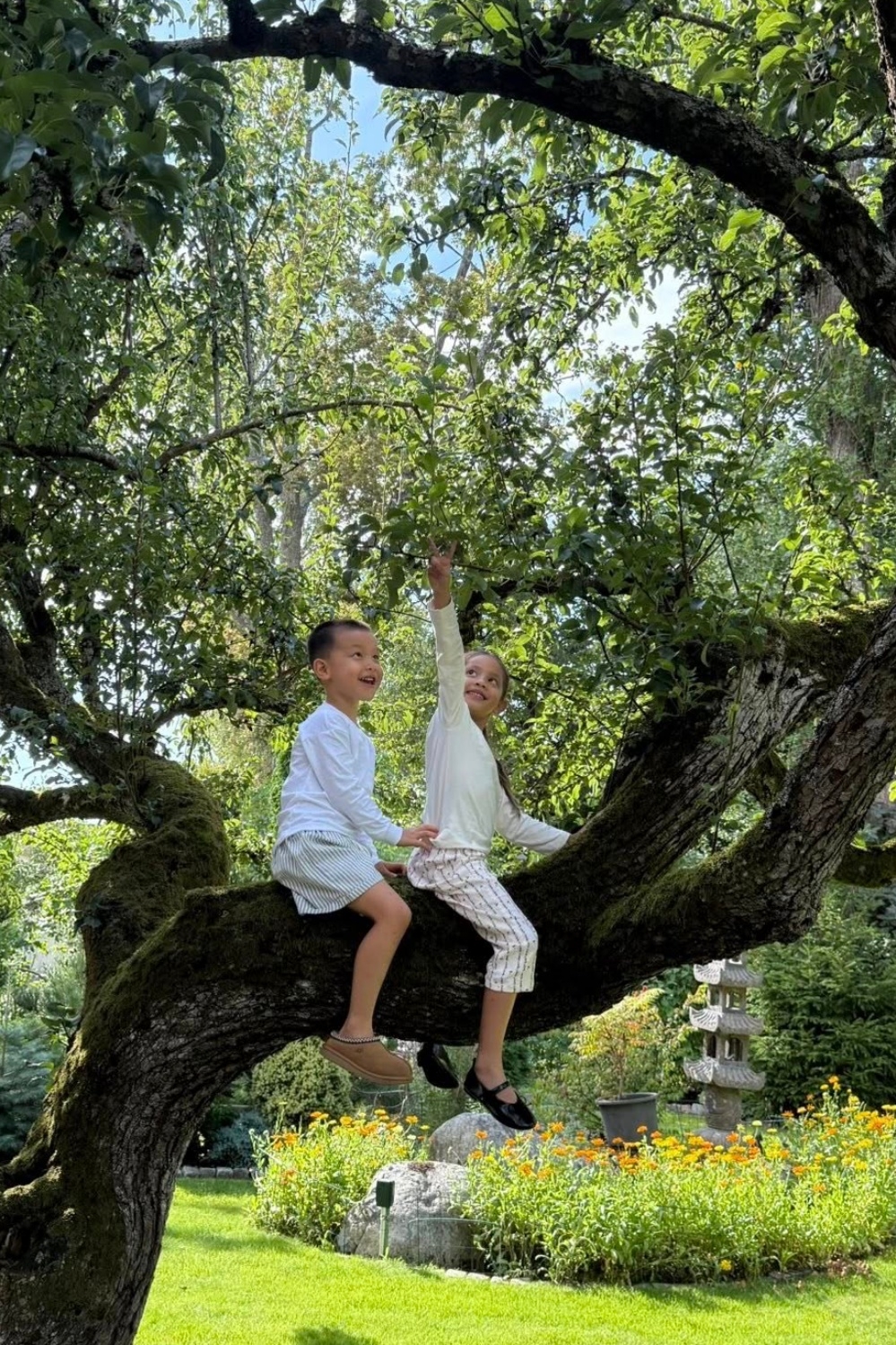 Lisa được khen có hành động đáng yêu khi ăn dưa hấu.