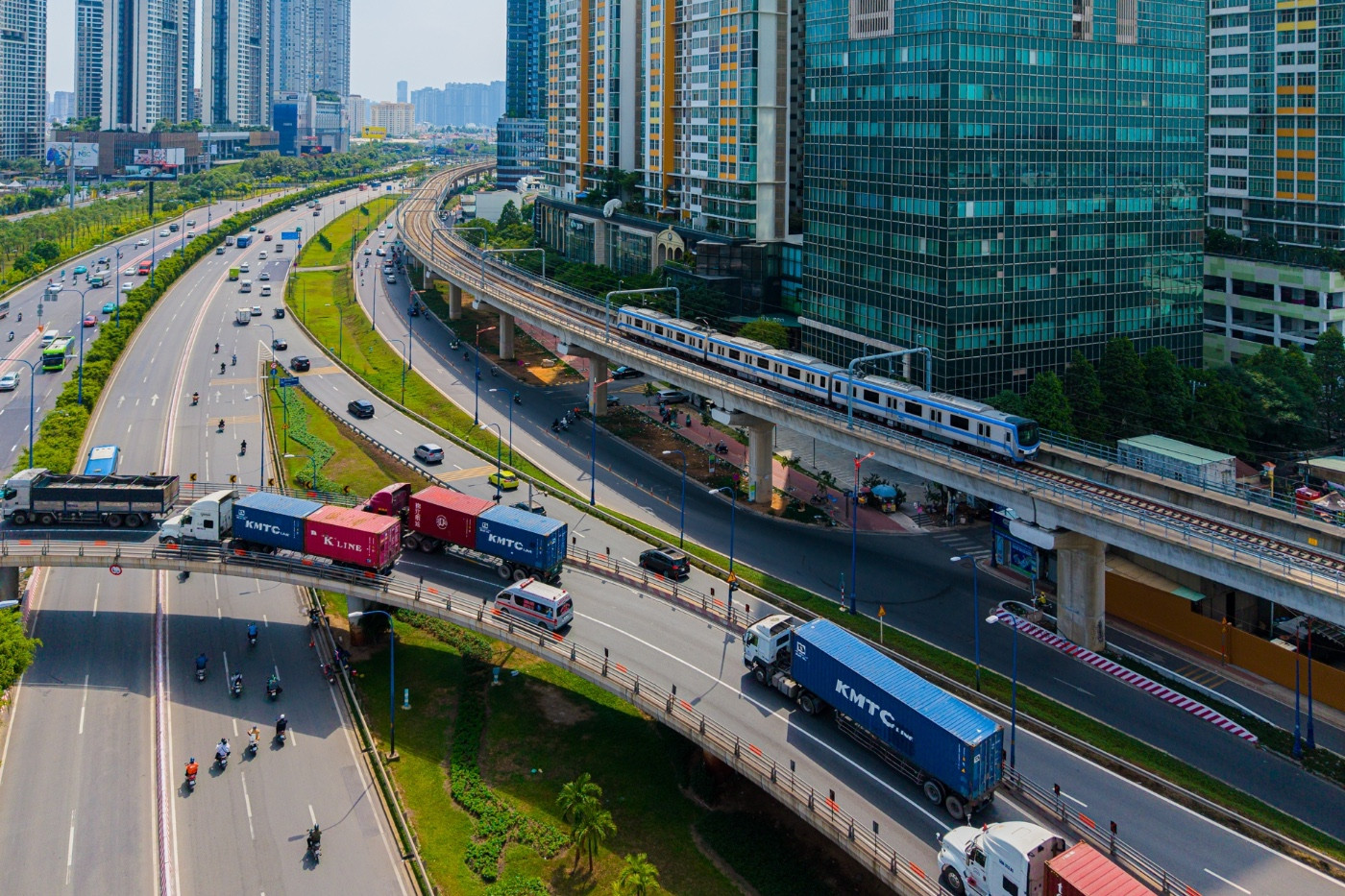 Kinh tế Việt Nam đang bứt tốc. Ảnh: Nguyễn Huế