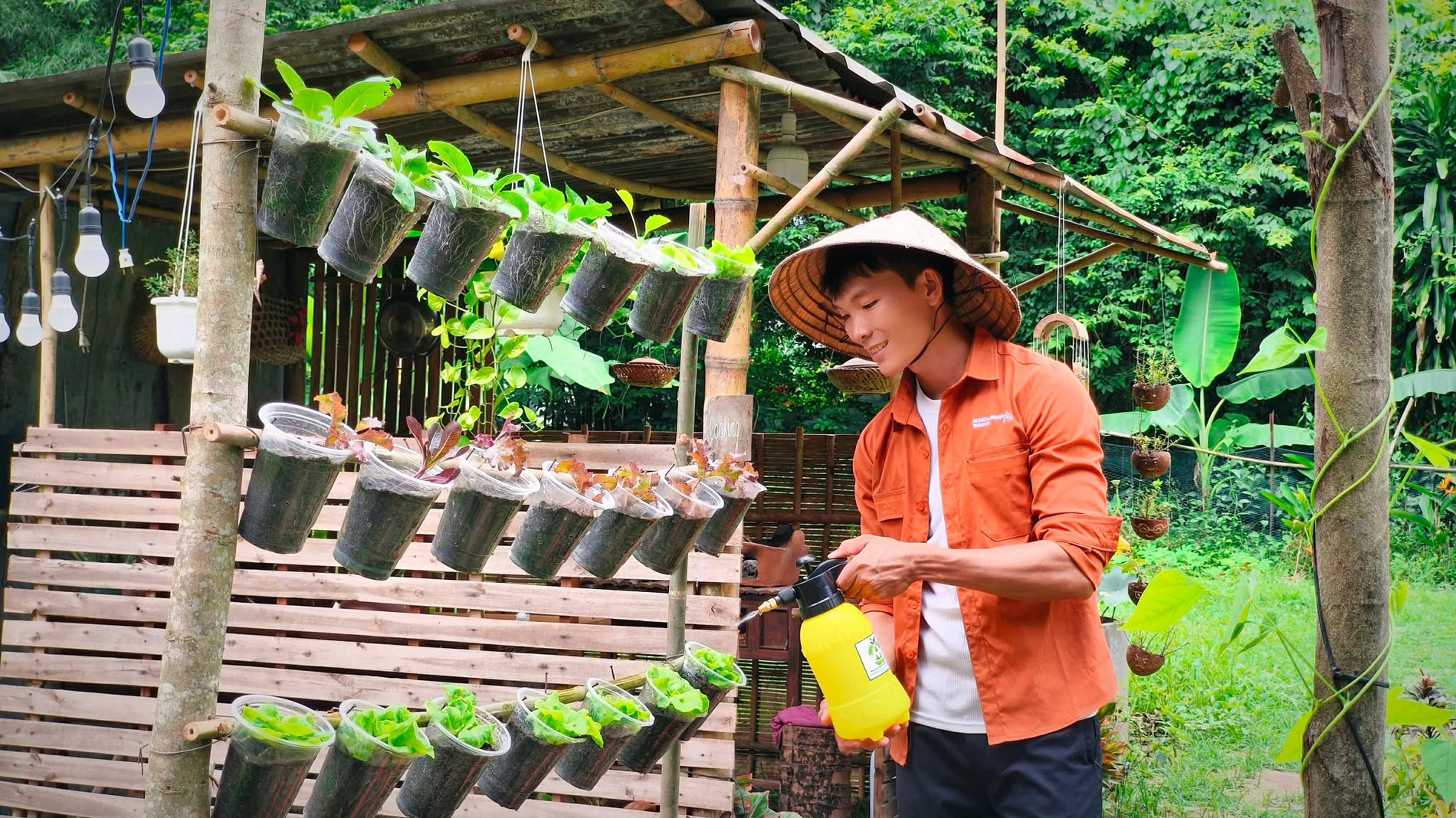Ngoài làm vườn, trồng trọt, Nghĩa còn đi cạo mủ cao su để có thêm thu nhập