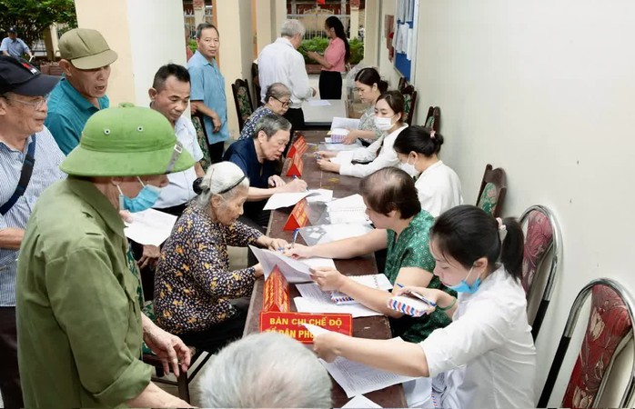 Chi trả đầy đủ, kịp thời trợ cấp cho người có công và thân nhân người có công. Ảnh minh họa