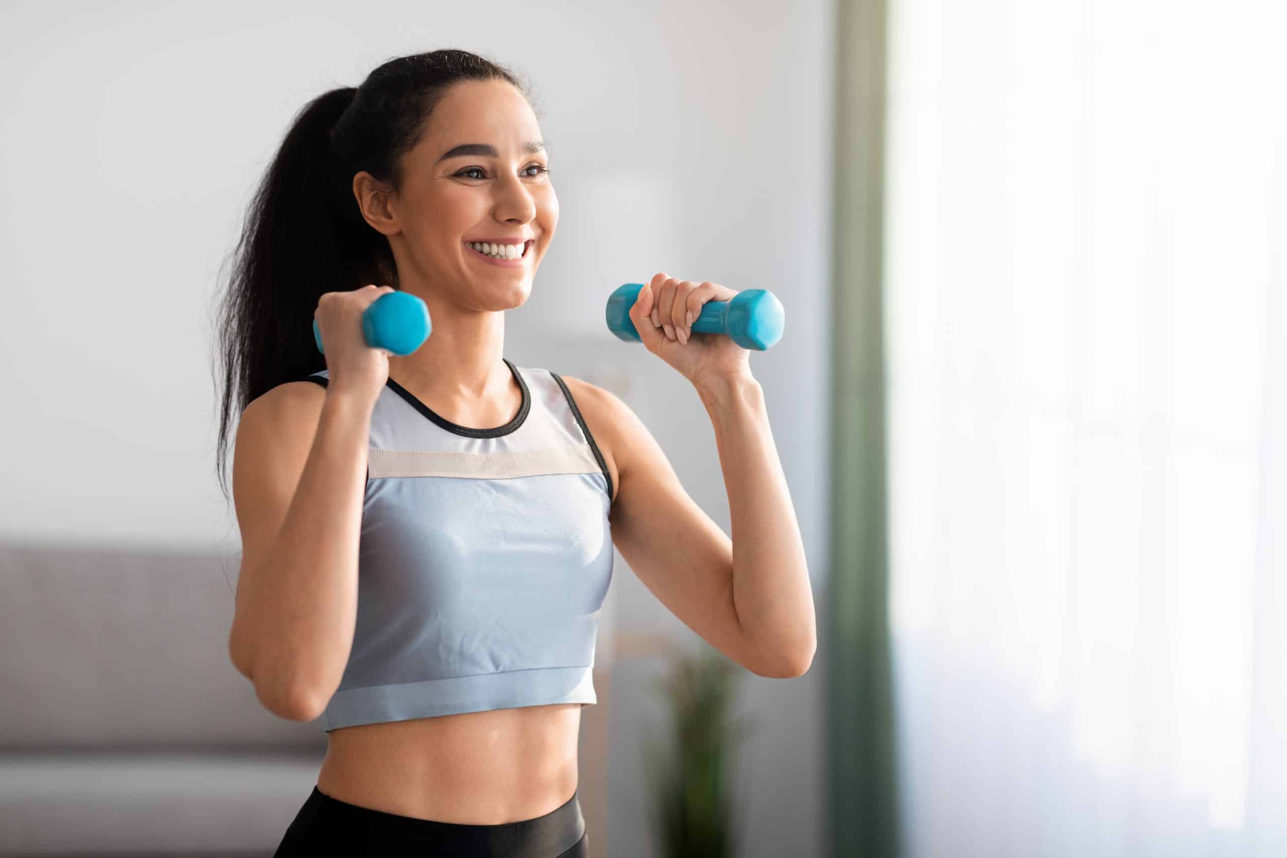 Rèn luyện sức mạnh với tạ.