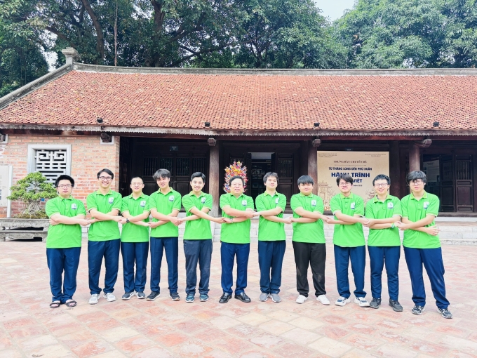 Nhật Nam (thứ 5 từ trái sang) cùng thầy Trương Trọng Khánh (giữa) và các thành viên đội tuyển Toán trường THPT chuyên Đại học Sư phạm. Ảnh: Nhân vật cung cấp