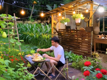 Chàng trai ở TPHCM làm khu vườn 600m2 đẹp mắt, nấu cơm bếp củi, ăn rau tự trồng