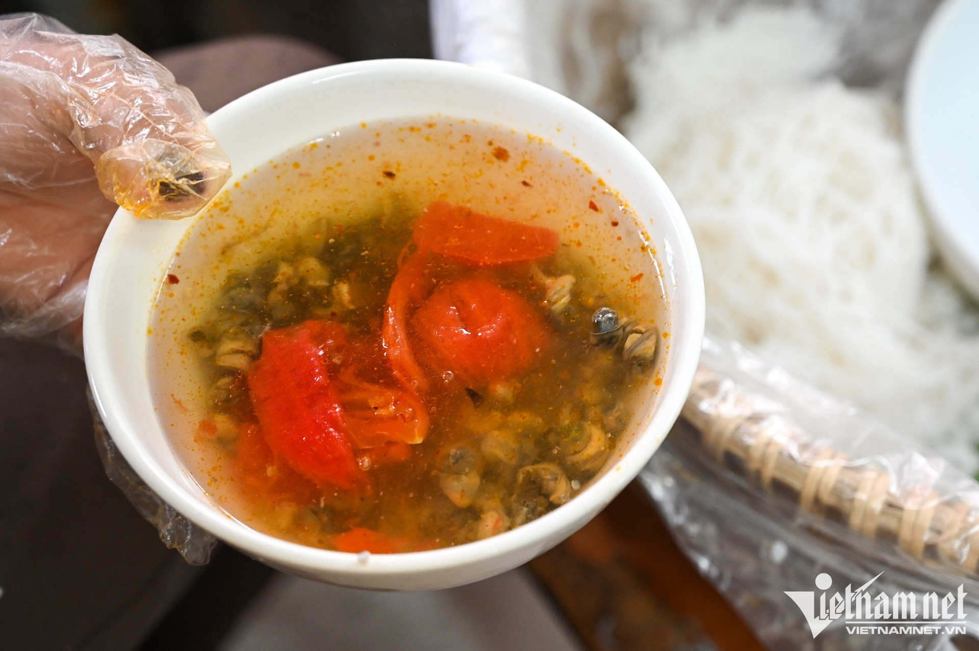 Bún ốc nguội là món ăn nổi tiếng ở Hà Nội. Ảnh: Nguyễn Huế