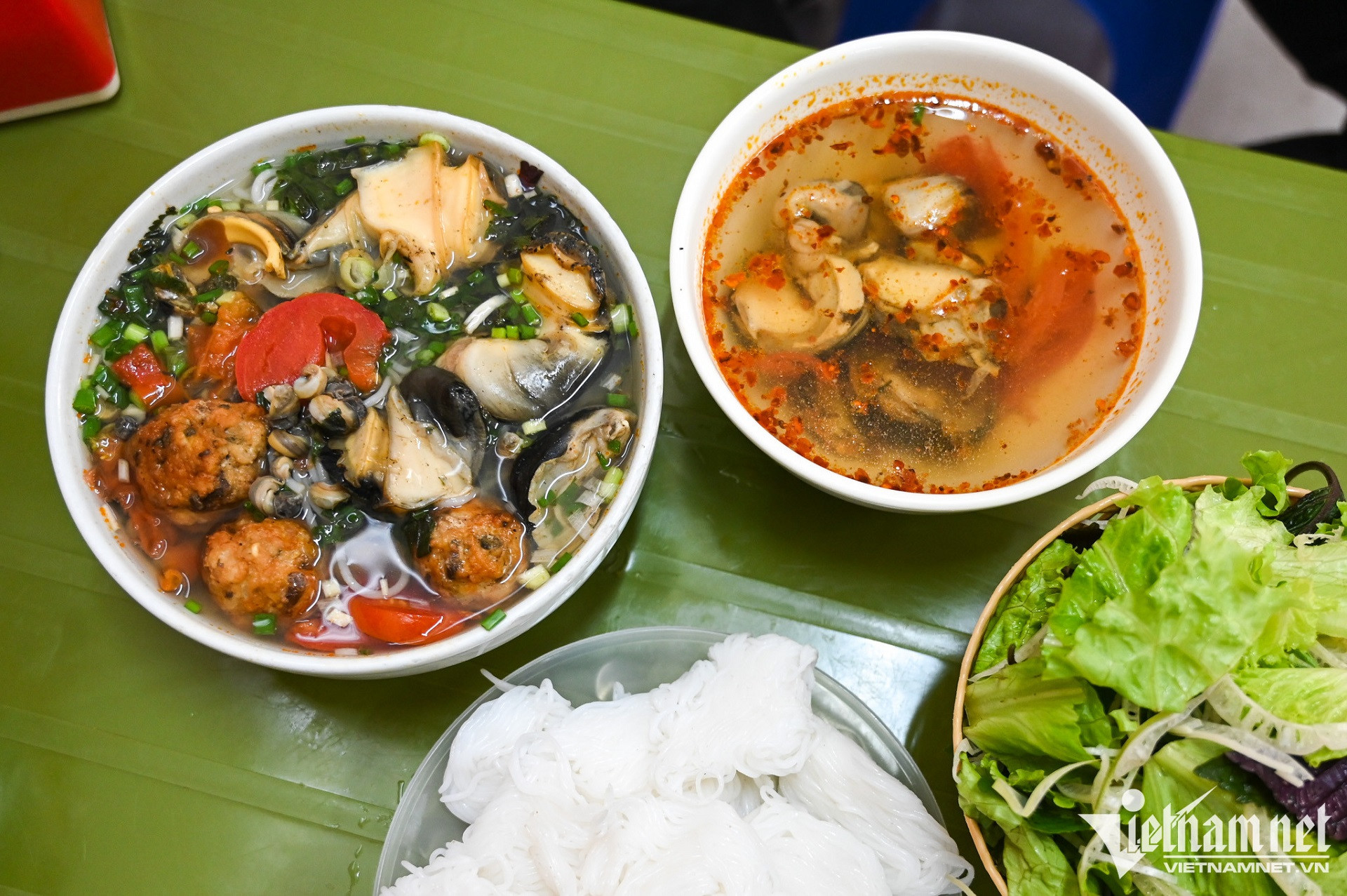 Trong ảnh là bún ốc nguội tại quán bún ốc Cô Huệ phố Nguyễn Siêu. Ảnh: Nguyễn Huế