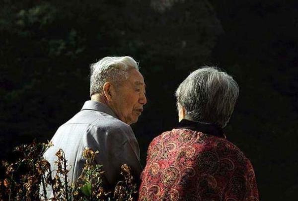 Khi cha mẹ học được cách chấp nhận rằng cả mình và con đều là những con người bình thường, những năm tháng tuổi già sẽ nhẹ nhõm và hạnh phúc hơn rất nhiều. Ảnh minh họa