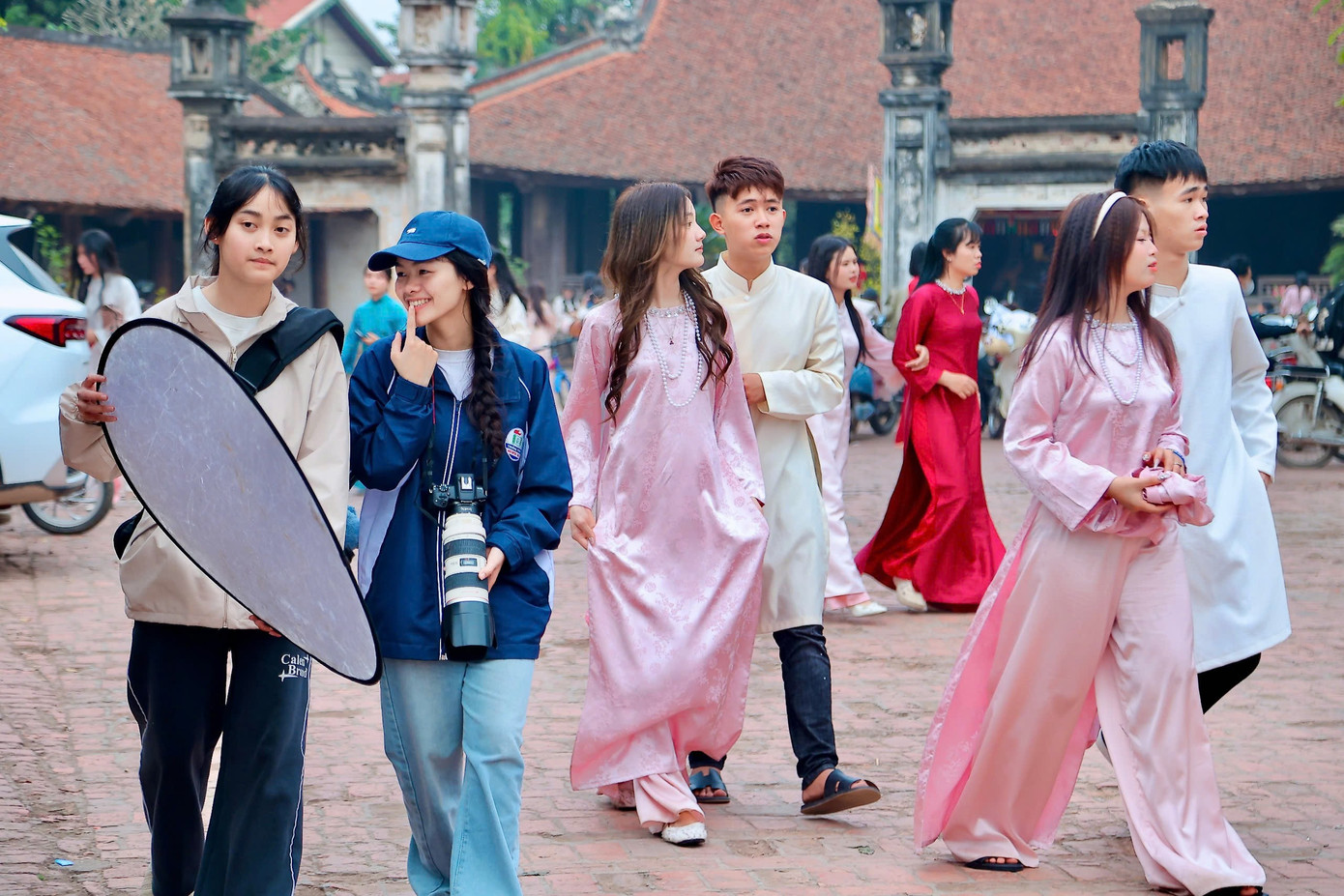 Không giấu được sự bất ngờ, đôi bạn Minh Quân – Thanh Huyền (huyện Phúc Thọ) cho biết ban đầu chỉ định đến tham quan làng cổ, nhưng khi thấy nhiều bạn trẻ diện áo dài chụp ảnh, cả hai quyết định thuê trang phục để “bắt trend”. “Khung cảnh ở đây lên hình rất đẹp, không cần quá nhiều đạo cụ vẫn có ảnh mang không khí Tết”, Huyền nói.