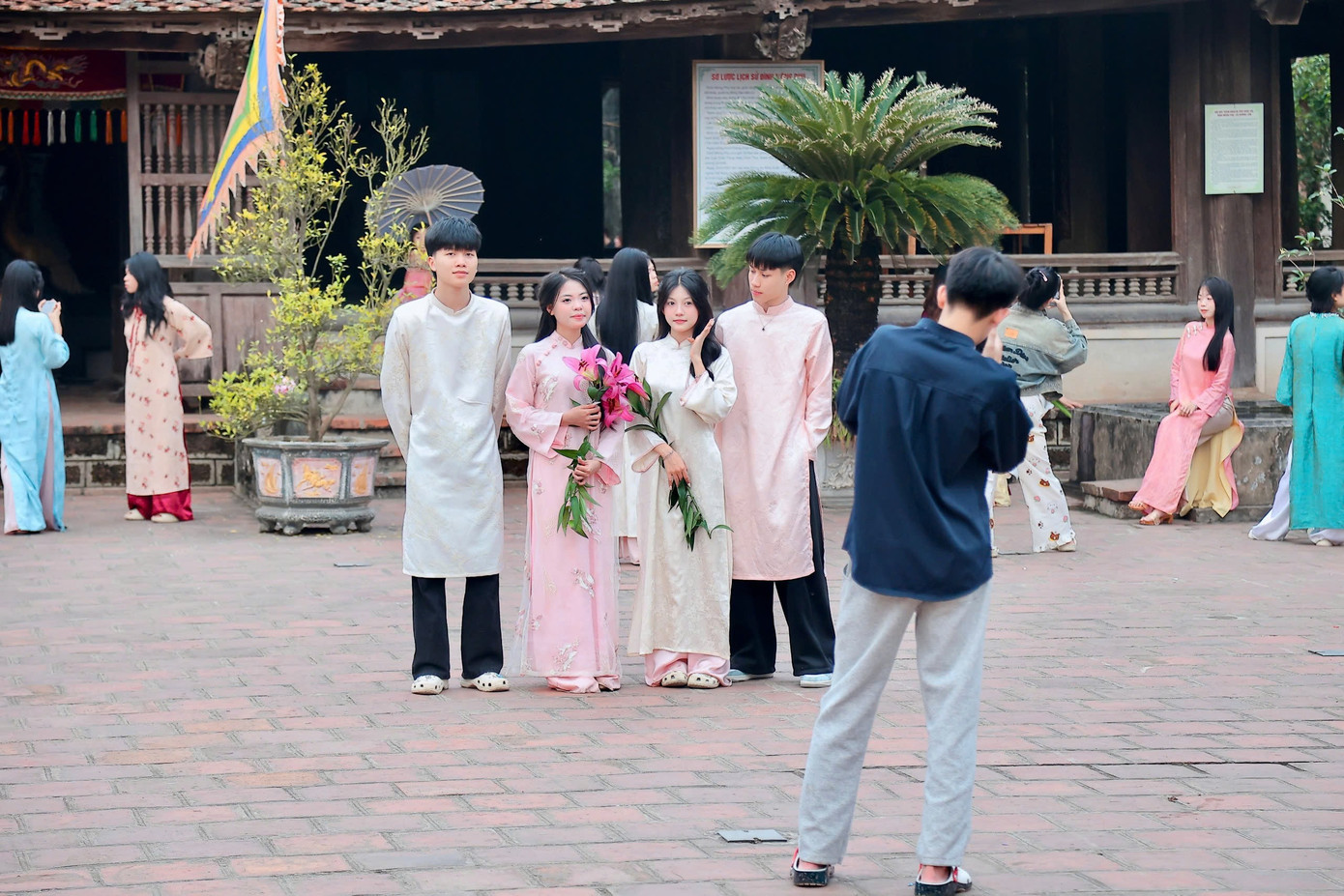 Thời điểm sắp đến Tết, chúng mình cũng muốn có một bộ ảnh thật đẹp để đón năm mới. Chúng mình đi xe máy từ Cầu Giấy lên đây hết hơn 1 tiếng, đến nơi thuê áo dài và tự chụp cho nhau, lúc cần chụp đủ cả đội hình mình nhờ người đi qua chụp, Minh Hương (24 tuổi, Cầu Giấy) chia sẻ.