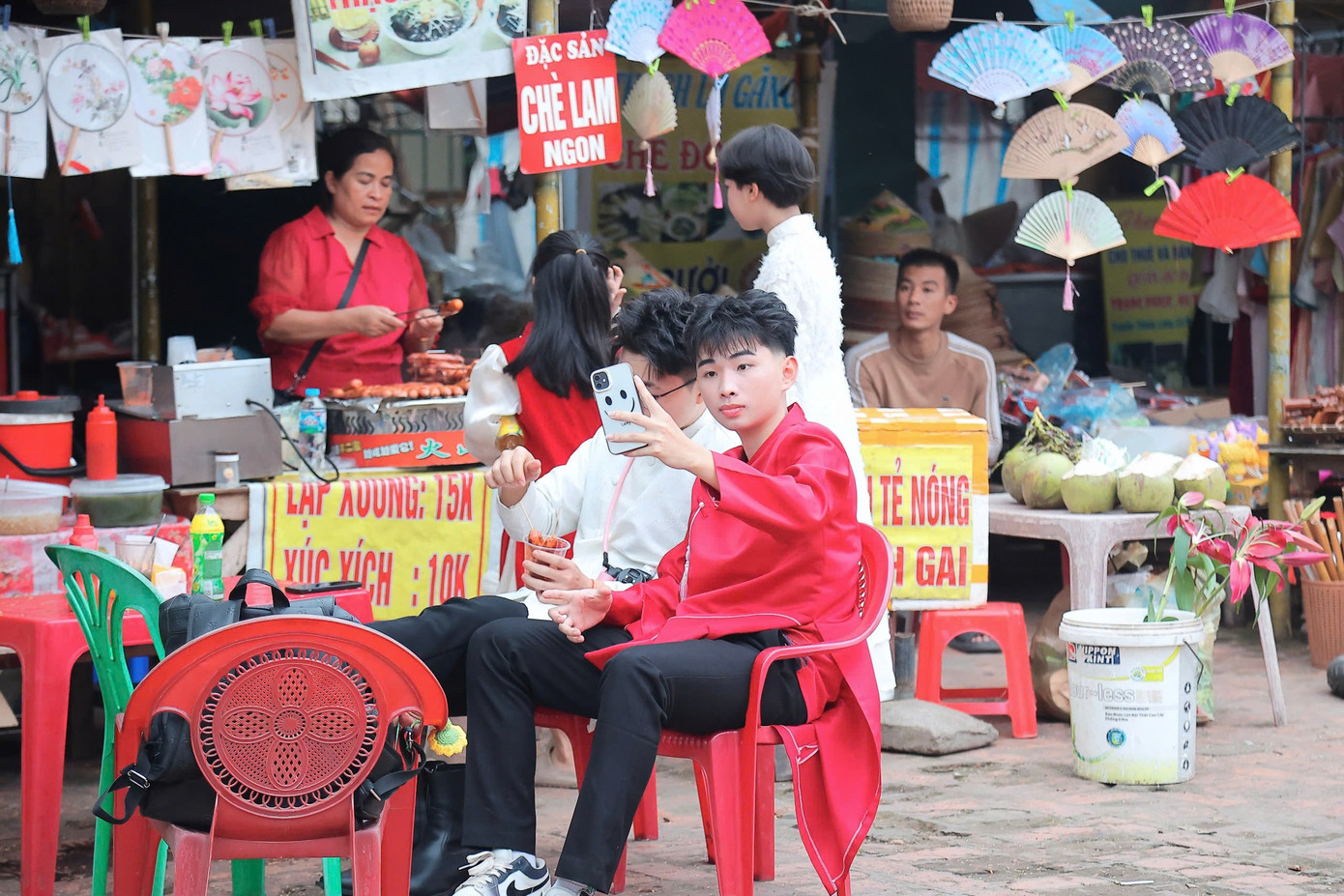 Giới trẻ nô nức check-in áo dài Tết ở làng cổ Đường Lâm - 7