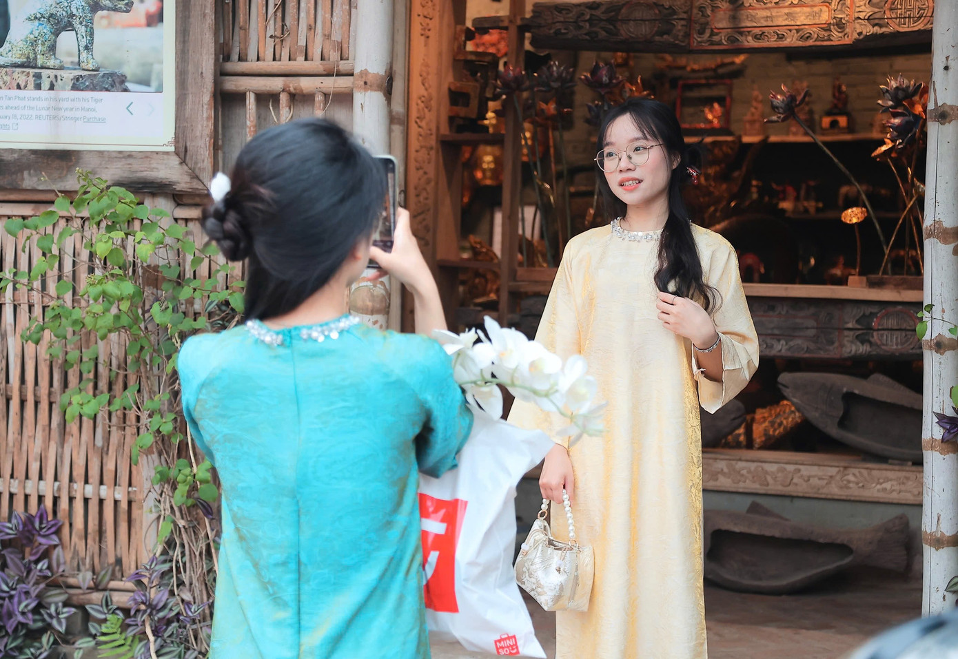 Nắm bắt xu hướng này, các dịch vụ cho thuê áo dài tại làng cổ cũng trở nên sôi động. Chị Phương Linh - chủ một cửa hàng áo dài tại Đường Lâm, cho biết càng sát Tết, lượng khách càng tăng. “Cuối tuần, cửa hàng có thể cho thuê khoảng 70–80 bộ áo dài mỗi ngày, giá từ 100.000 đến 200.000 đồng/bộ. Ngoài áo dài truyền thống, nhiều bạn trẻ thích áo dài cách tân, phối màu hiện đại để dễ di chuyển và tạo dáng”, chị Linh nói.