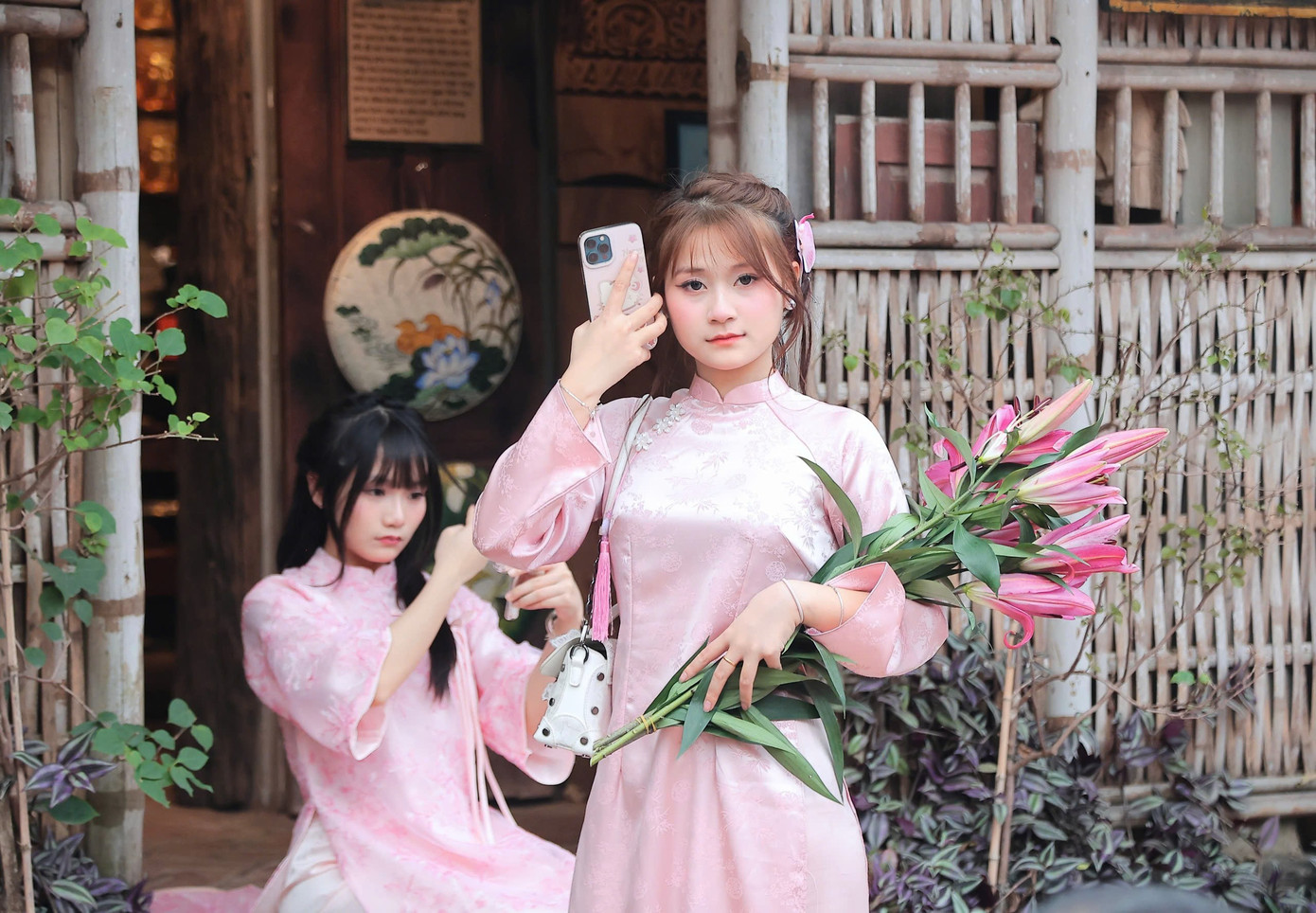 Giới trẻ nô nức check-in áo dài Tết ở làng cổ Đường Lâm - 9