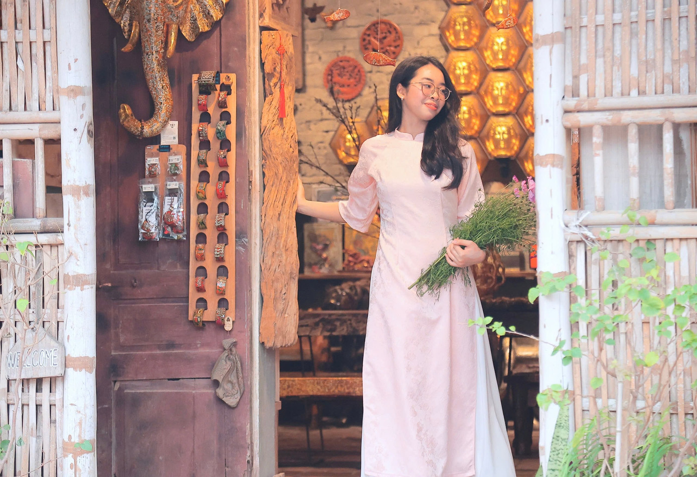 Giới trẻ nô nức check-in áo dài Tết ở làng cổ Đường Lâm - 14