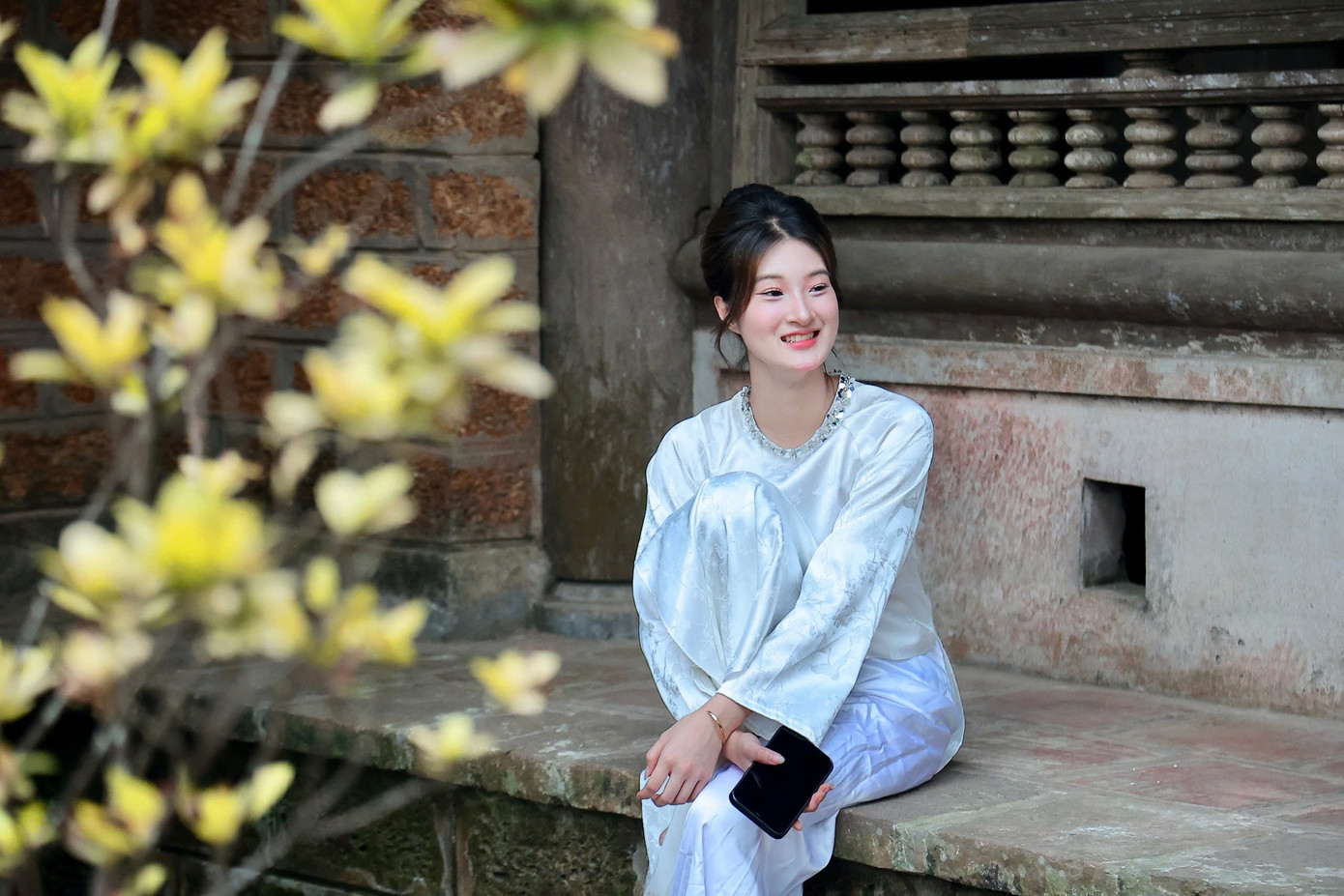 Giới trẻ nô nức check-in áo dài Tết ở làng cổ Đường Lâm - 16