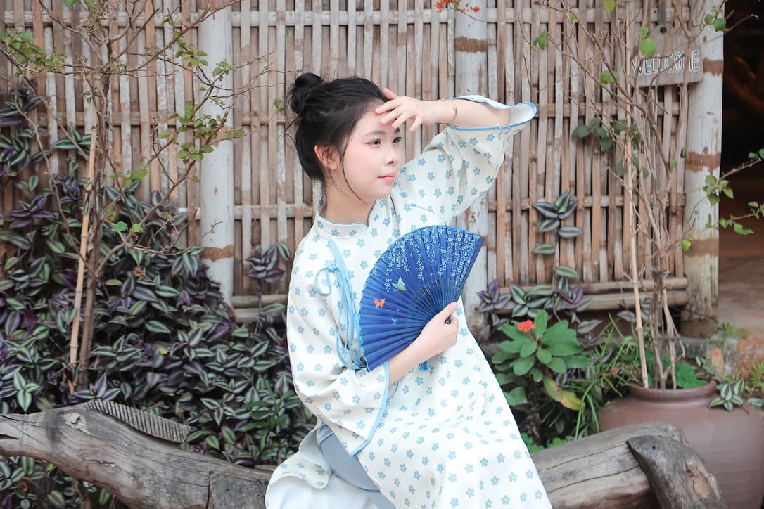 Giới trẻ nô nức check-in áo dài Tết ở làng cổ Đường Lâm - 20