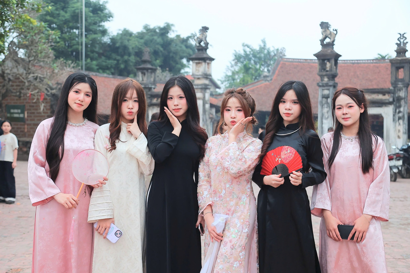 Giữa nhịp sống hiện đại, làng cổ Đường Lâm càng cho thấy sức hút đặc biệt khi trở thành nơi để người trẻ tìm về giá trị truyền thống theo cách rất riêng.