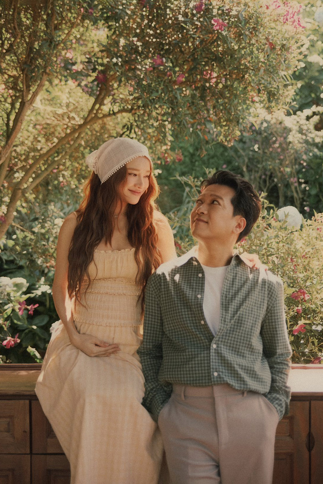 Trong bộ ảnh mới thực hiện tại nhà vườn của gia đình ở Đà Lạt, Nhã Phương chọn phong cách lãng mạn với đầm hai dây xếp nếp màu trung tính, phần eo ôm nhẹ làm nổi bật bụng bầu.