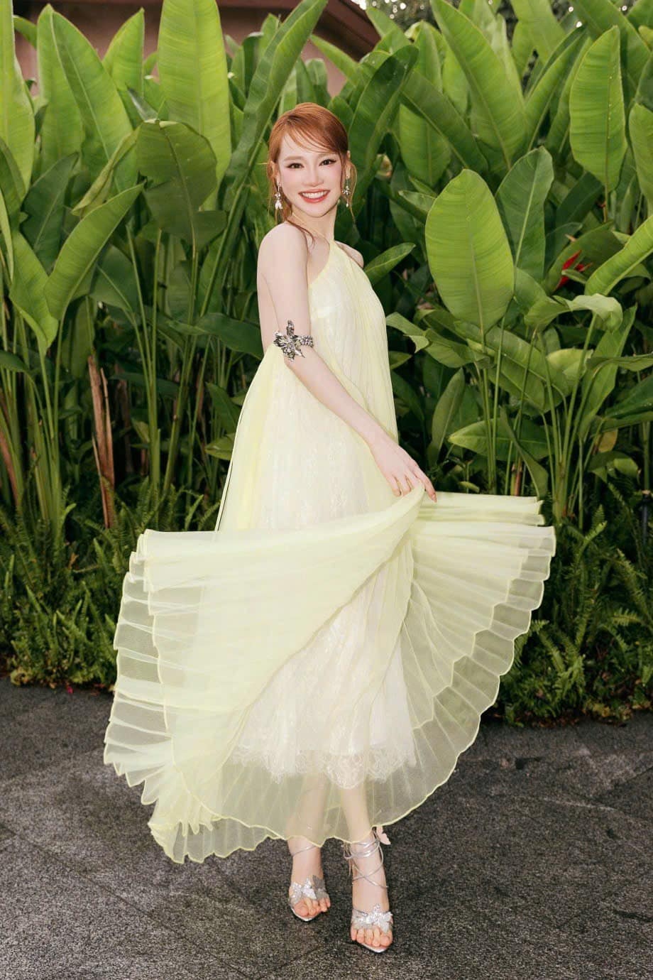 Thiết kế cổ yếm dập ly xòe rộng giúp Nhã Phương ghi dấu ấn tại show thời trang của Adrian Anh Tuấn, tháng 7/2025.