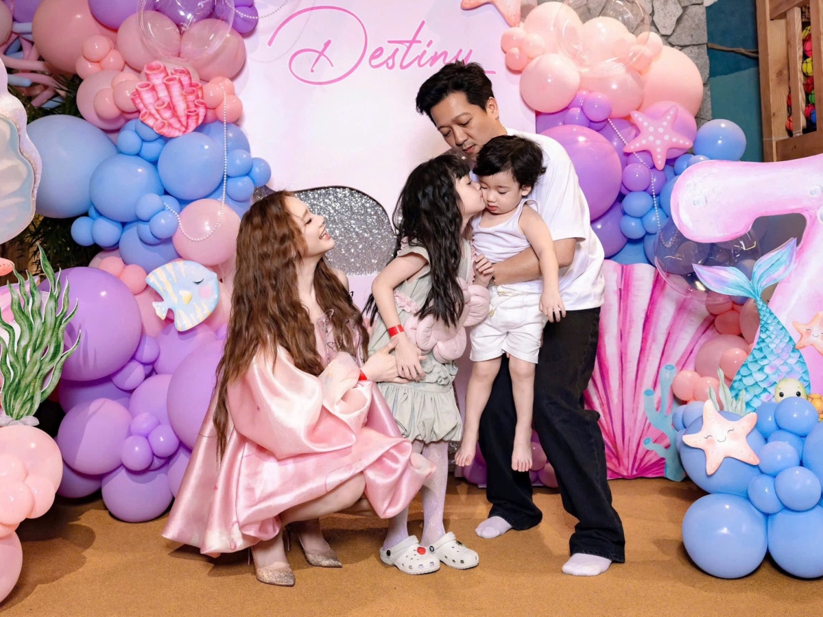 Diễn viên Tuổi thanh xuân kết hợp giày cao gót mũi nhọn kéo dài đôi chân, tăng nét điệu đà.