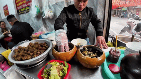 Quán bún ốc nguội ở Đặng Dung. Ảnh: YouTube PAPAKEN-family Cuộc sống ở Việt Nam 