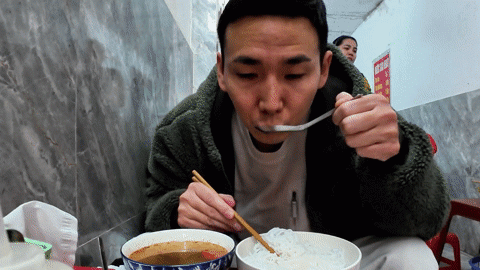 Anh Papaken gật gù khi thử nước dùng. Ảnh: YouTube PAPAKEN-family Cuộc sống ở Việt Nam 