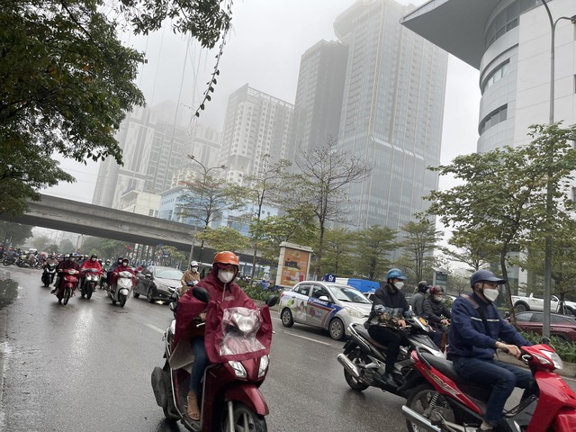Không khí lạnh tràn về, thời tiết Hà Nội chuyển mưa rét. Ảnh: T.H