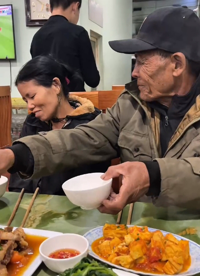 Ông Lừ thành công rước người phụ nữ quen qua mạng về nhà 