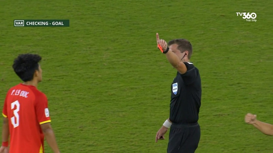 Lý Đức của U23 Việt Nam nhận thẻ đỏ trực tiếp. Ảnh: TV360.