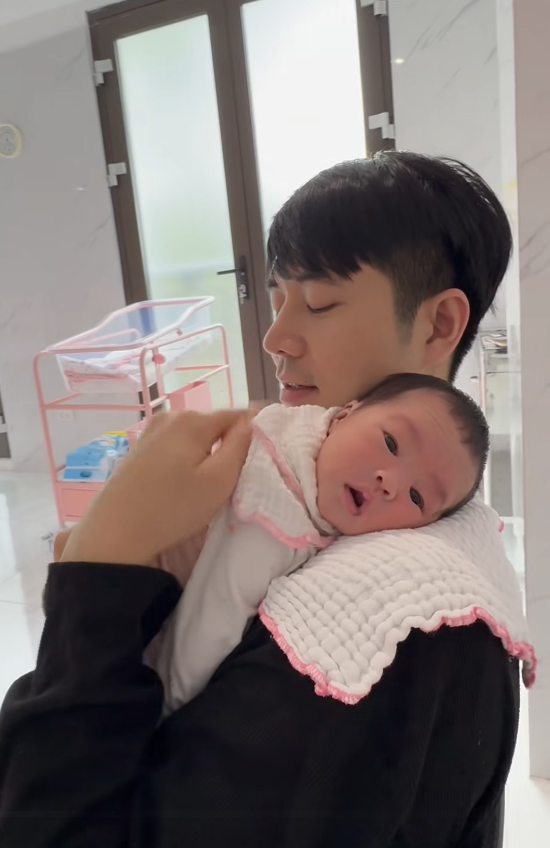 Khoảnh khắc đáng yêu của con gái 1 tháng tuổi nhà MC Thùy Linh – Phùng Đức Hiếu - 3