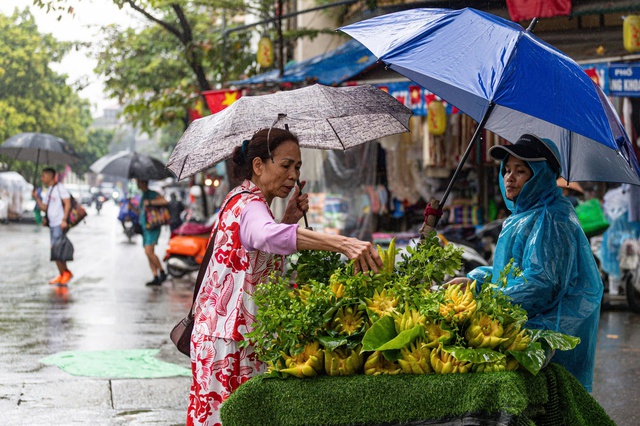 Hà Nội mưa rào do ảnh hưởng của không khí lạnh.