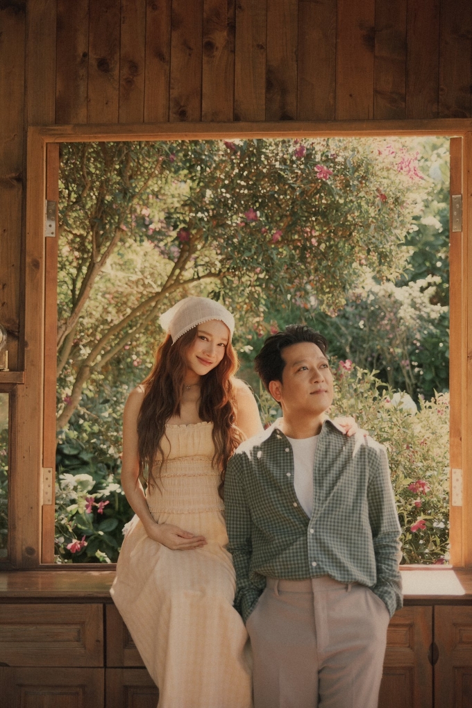 Nhã Phương bên Trường Giang trong bộ ảnh kỷ niệm bầu lần ba.