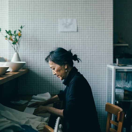 Muốn có trạng thái sống tốt ở tuổi 60, trước hết phải học cách kiềm chế những lời than vãn, hạn chế suy nghĩ tiêu cực và biến việc chăm sóc sức khỏe thành thói quen. Ảnh minh họa