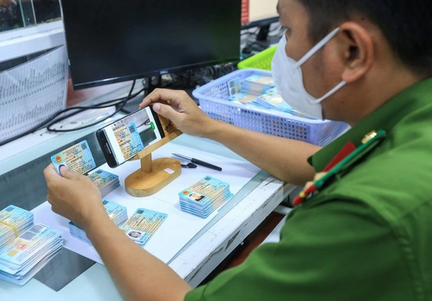 Theo quy định của Luật Căn cước 2023, công dân Việt Nam đã được cấp thẻ căn cước phải thực hiện thủ tục cấp đổi thẻ căn cước khi đủ 14 tuổi, 25 tuổi, 40 tuổi và 60 tuổi. Ảnh minh họa: N.Thịnh