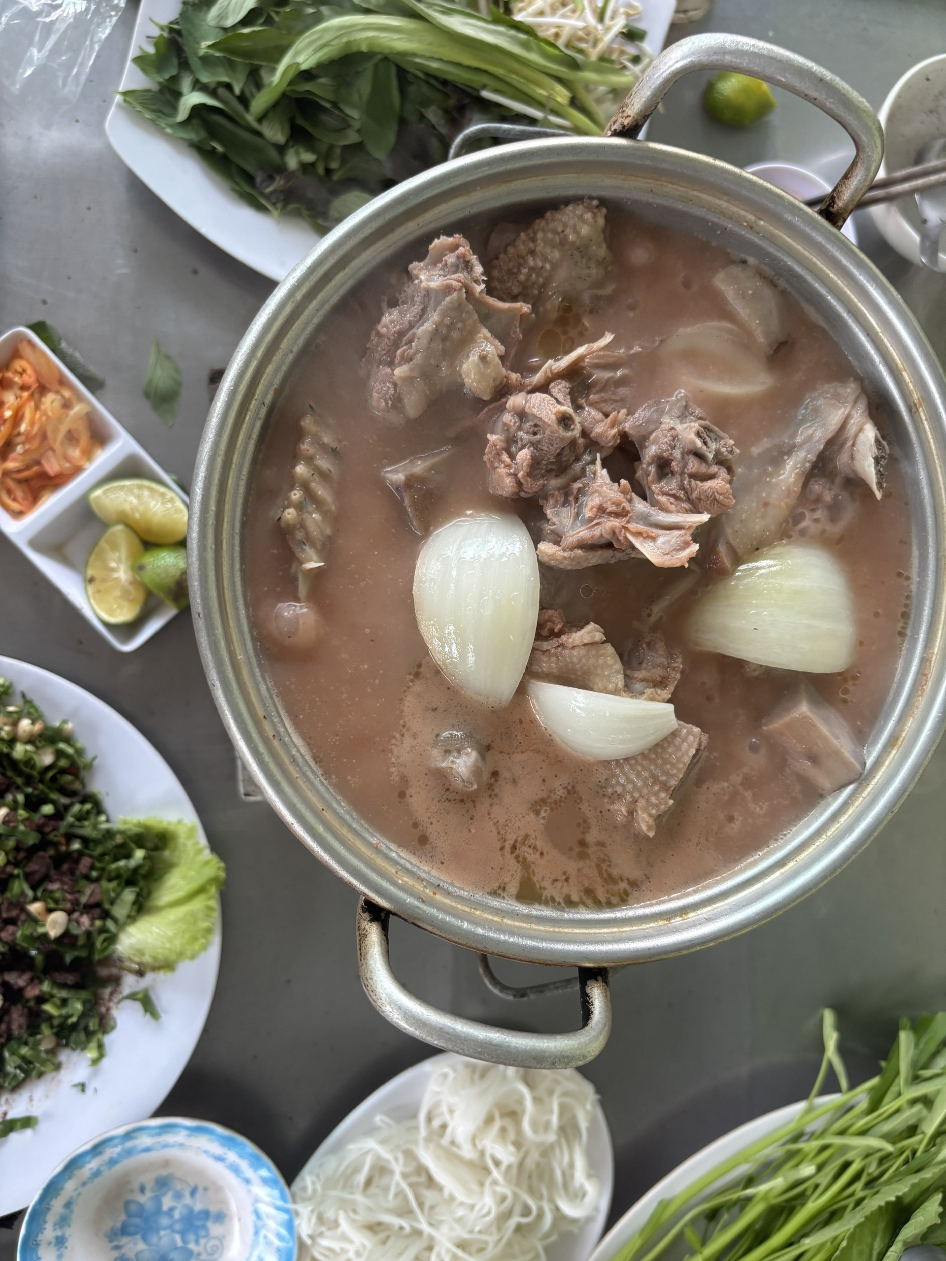 Ngoài phần thịt được lọc ra, băm nhuyễn làm món vịt tương yêu, các bộ phận còn lại của con vịt được người dân tận dụng, chế biến thành món khác như nấu chao. Ảnh: Nhật Hà