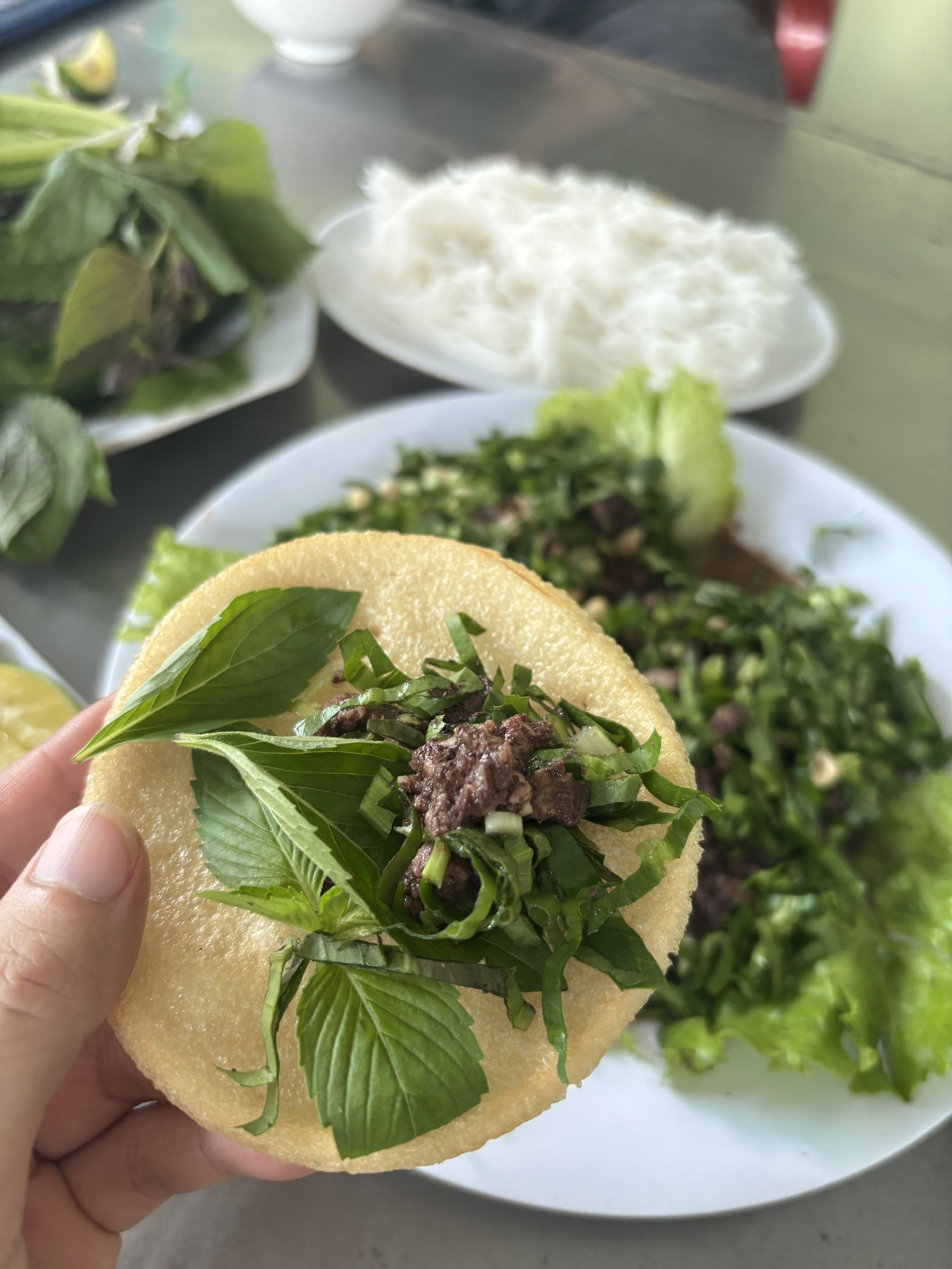 Thực khách thưởng thức món vịt tương yêu với phồng tôm hoặc bánh tráng, bún đều ngon. Ảnh: Nhật Hà