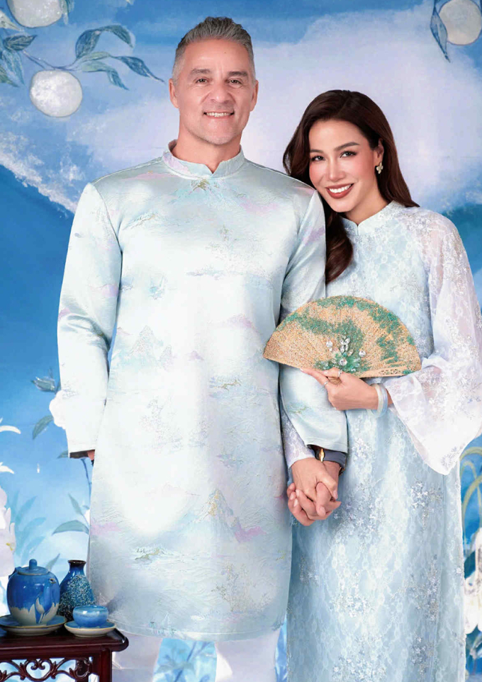 Bảo Trúc diện áo dài chụp ảnh Tết cùng doanh nhân người Đức, đầu năm 2026.