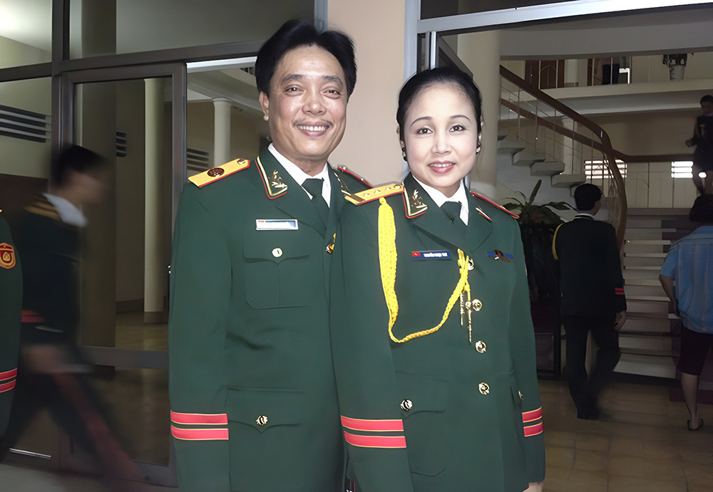 Hai vợ chồng đều là nghệ sĩ trong quân đội. 